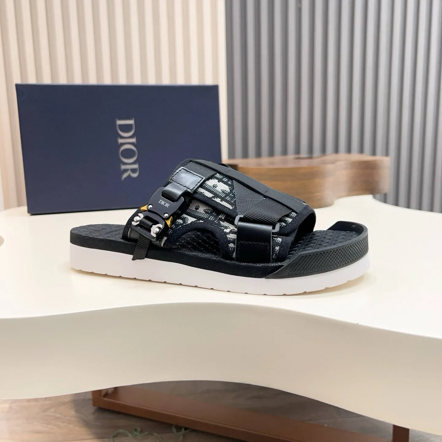 Factory price: 300💰Dior Alias ​​men's leather slippers. This Alias ​​sandal is a new summer product, showing a casual and elegant style. Carefully crafted from grained cow leather and Oblique printed fabric, with cowhide lining! Cross-strap design with metal-clad brass CD Diamond logo. The imported cowhide leather and rubber sole adds sophistication and comfort, while Oblique print-effect anti-slip panels add style. Size: 38-44 (45 customized)